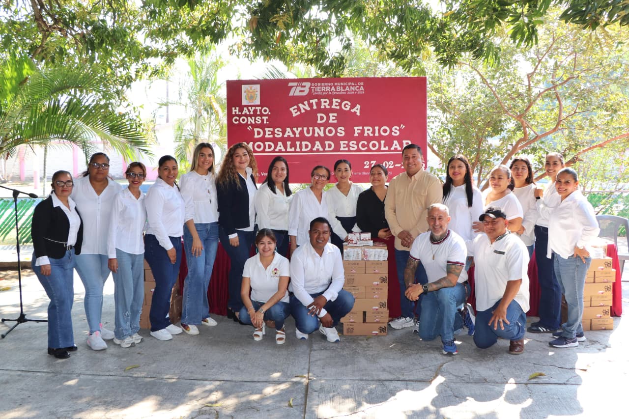 Lalo González reconoce el trabajo del DIF en programas alimentarios.