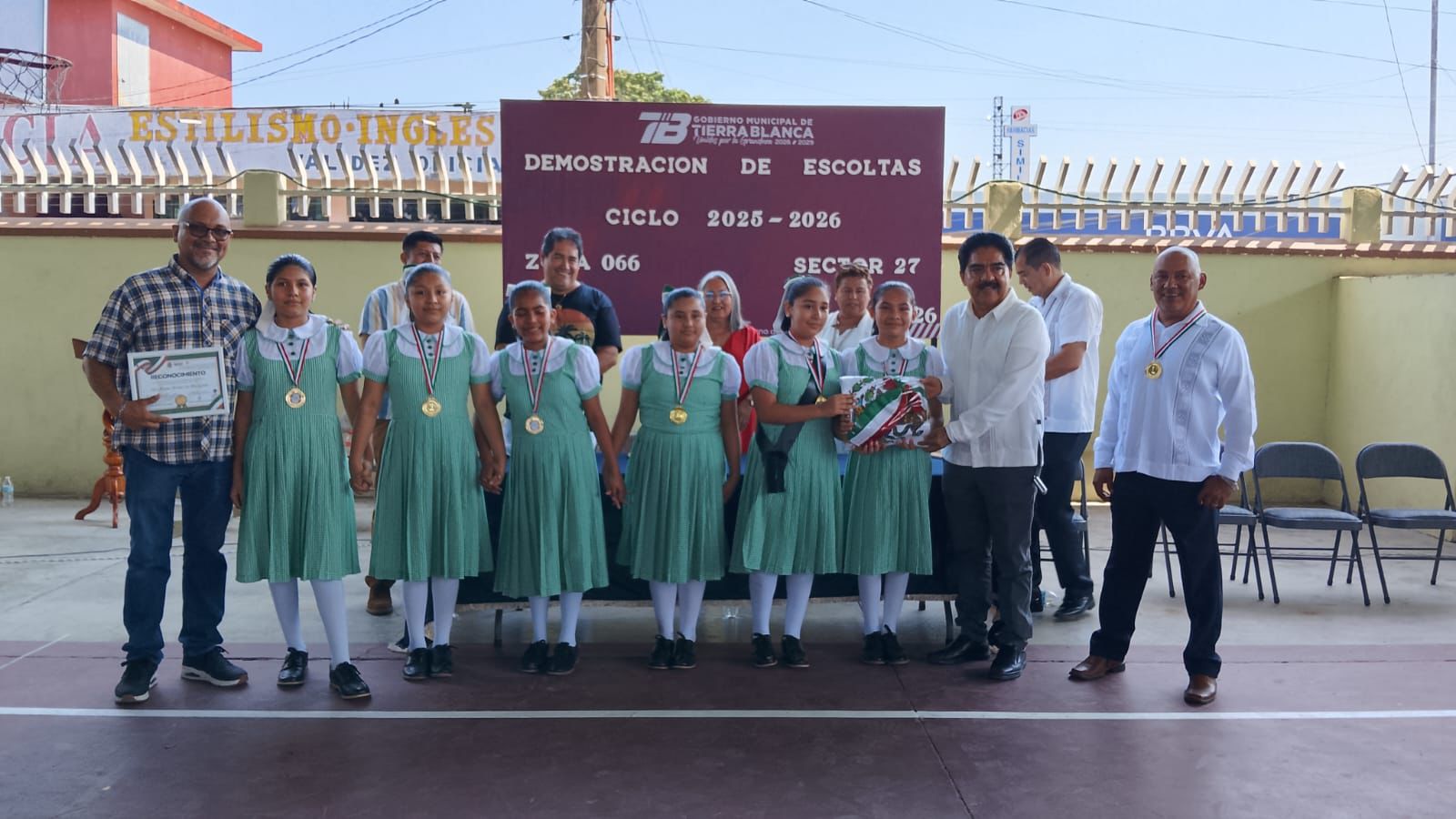 Zona Escolar 066 realiza demostración de escoltas en Tierra Blanca.