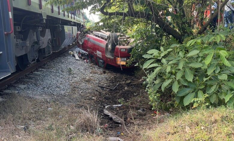 Tren embiste y arrastra camioneta con 6 pasajeros a bordo!!!