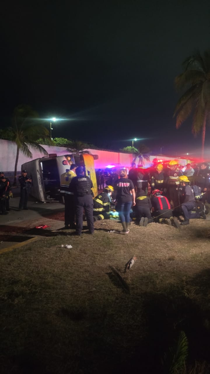 Varios lesionados, entre ellos una niña de 1 año, en volcadura de camión de pasaje en Veracruz puerto