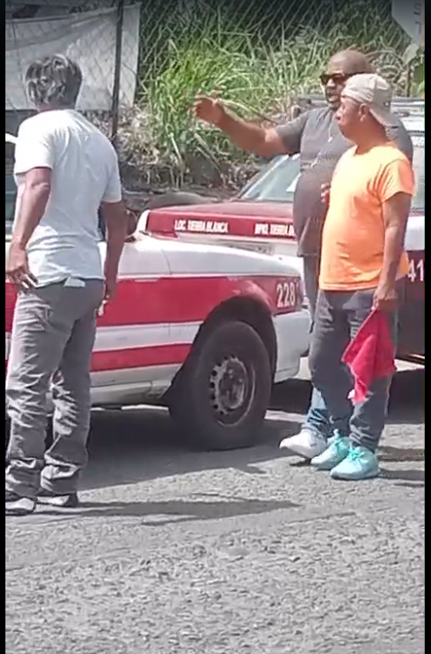 #Video ● Taxistas se agarran a golpes en Tierra Blanca!!!... Golpean a taxista adulto mayor!!!