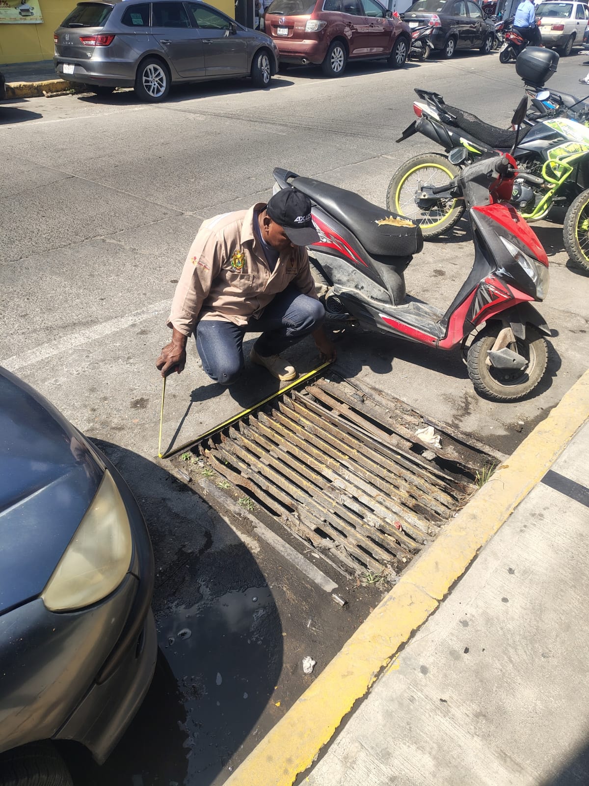 Lalo González actúa para eliminar un punto de riesgo en la zona centro de Tierra Blanca.
