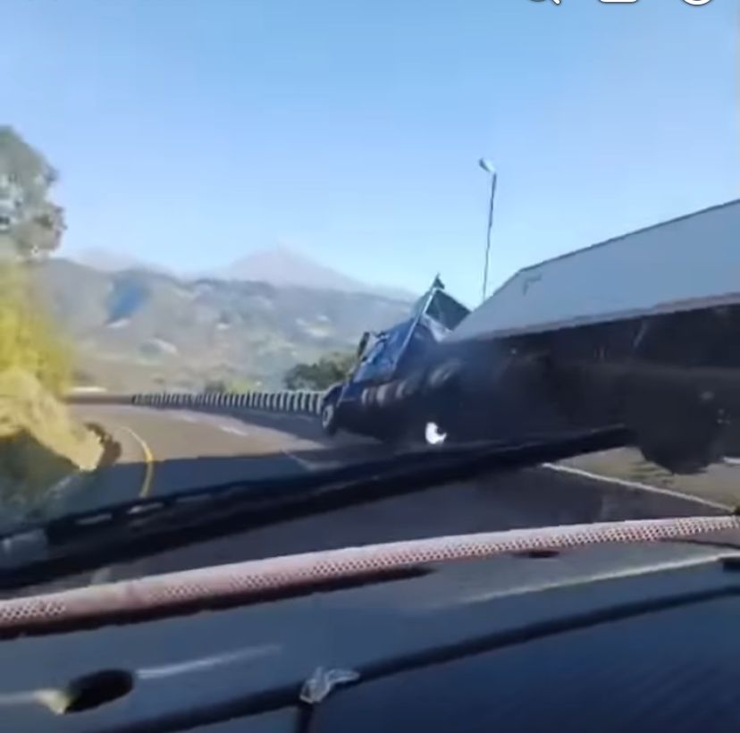 Tráiler se va al voladero en las Cumbres de Maltrata!